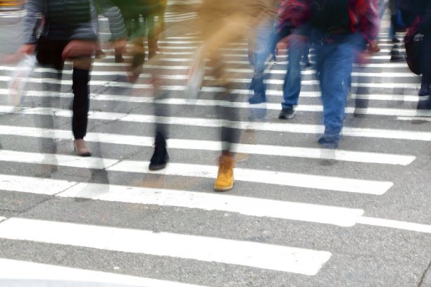 曼哈顿人行横道上的行人图片下载