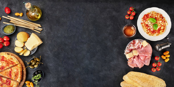 意大利美食全景图与文字的地方。披萨，意大利面，奶酪，火腿，橄榄和橄榄油，葡萄酒，上方拍摄的黑色背景，一个框架，一个平面设计模板的餐厅菜单图片下载