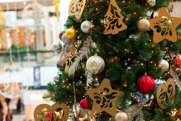 美丽的绿色圣诞树装饰球和花环。特写照片图片下载