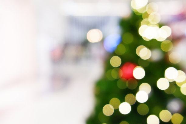 圣诞树在购物中心模糊的背景图片下载