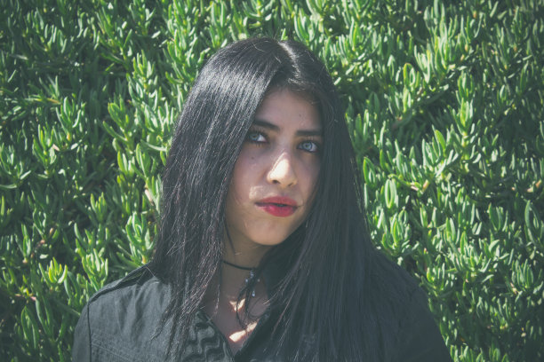 生活方式会话与美丽的模特绿色眼睛和性感的嘴唇与绿色植物背景在复古色调图片下载