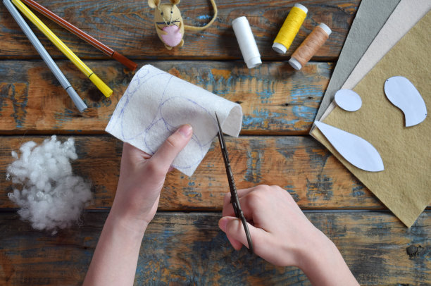 使鼠标的感觉。用自己的双手缝制玩具。儿童DIY概念。手工制作的工艺品。步骤2。裁剪玩具的所有细节。图片下载