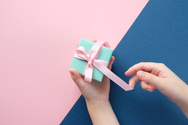 圣诞快乐，恭贺新禧。粉色和蓝色背景图片下载