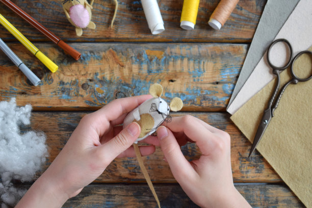 使鼠标的感觉。用自己的双手缝制玩具。儿童DIY概念。手工制作的工艺品。第5步。装饰玩具。图片下载