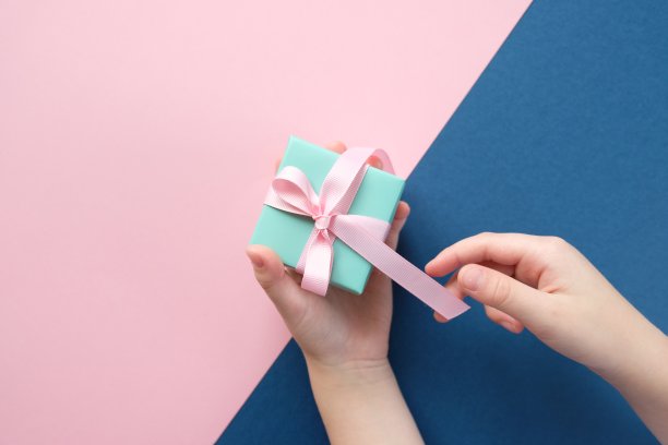 圣诞快乐，恭贺新禧。粉色和蓝色背景图片下载