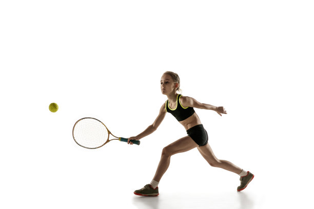 小白人女孩打网球孤立在白色的背景图片下载