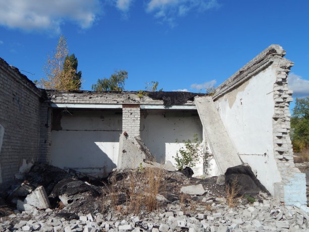 这是一幢破败建筑的照片。砖头毁坏的房屋的废墟。图片下载