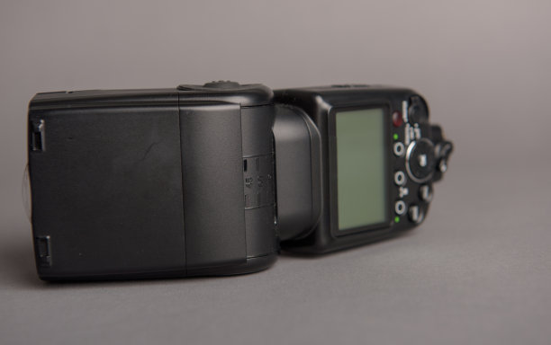 灰色背景上的闪光灯关闭。摄影设备。图片下载