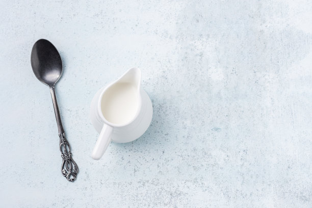 蓝色背景上有牛奶的太空食物勺图片下载