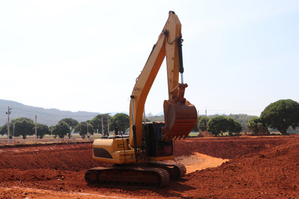 黄合金挖掘机货车车在红壤性土壤上是车辆挖掘的区域。图片下载