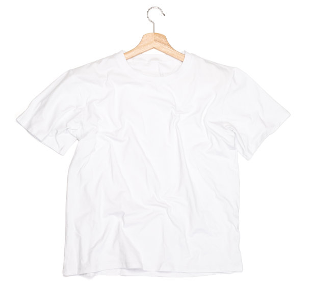 皱巴巴的白色t恤挂在白色的背景上图片下载