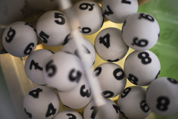 彩票游戏用的白球。图片下载