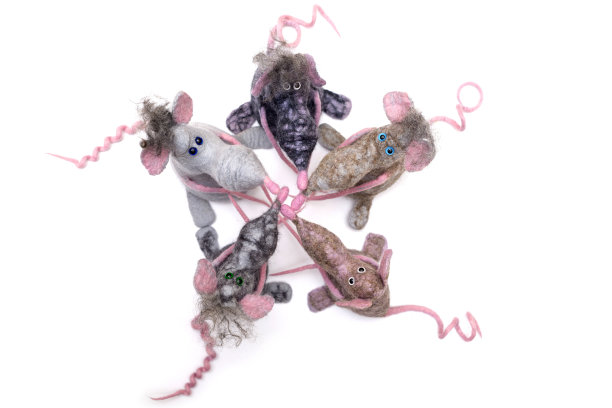 白色背景上用毛毡制成的软玩具图片下载