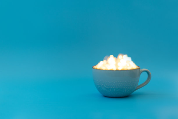 咖啡，热巧克力或带有魔法灯的茶杯。早上喝。圣诞节或新年庆祝概念。本空间图片下载