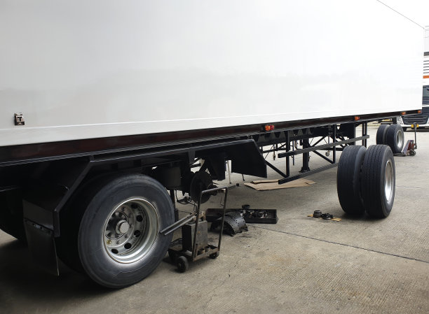 卡车维修和保养。卡车备胎轮胎等着换。图片下载