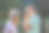一对年轻的情侣在阳光明媚的夏日公园里拍下彼此的照片。图片下载