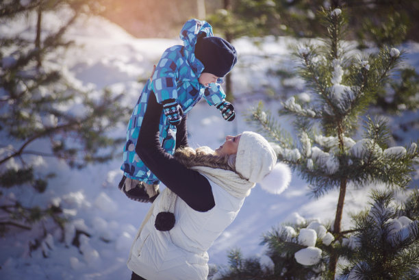 在冬天的森林里，一个女人带着一个男孩图片下载