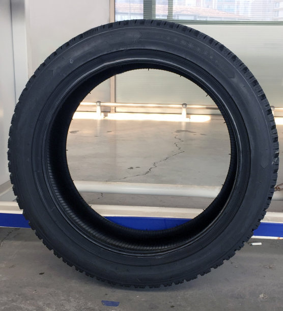 商店里的冬季汽车轮胎图片下载