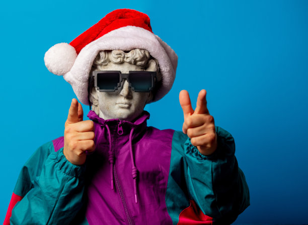 穿着九十年代流行服装和圣诞老人帽子的古董雕像图片下载