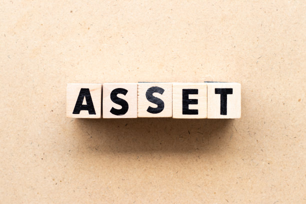 在木材背景上的文字资产中的字母块图片下载