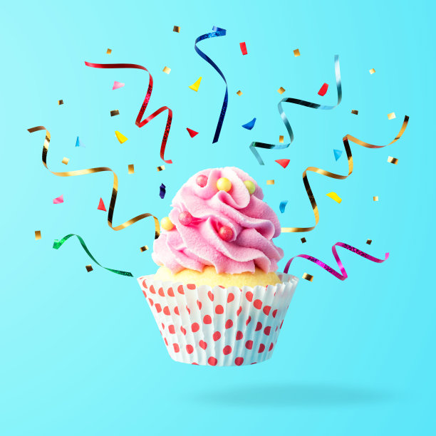 彩色的庆祝背景与纸杯蛋糕和派对彩带。最小的概念。图片下载