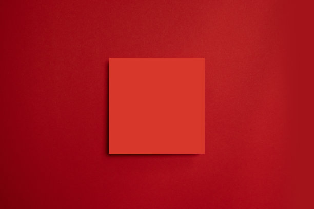红色背景上的红色纸海报。所有这些都在一个最小的样式模板。图片下载