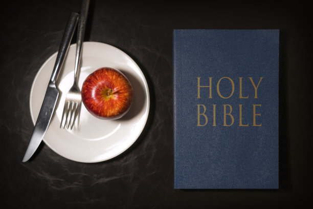 盘子上有红苹果，旁边是圣经。图片下载