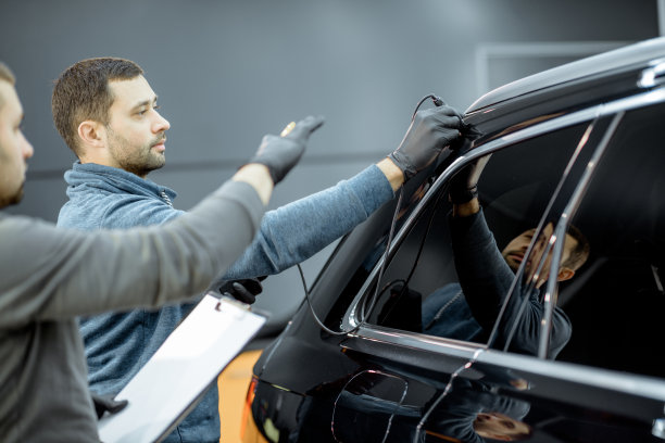 工人检查车身是否有划痕图片下载