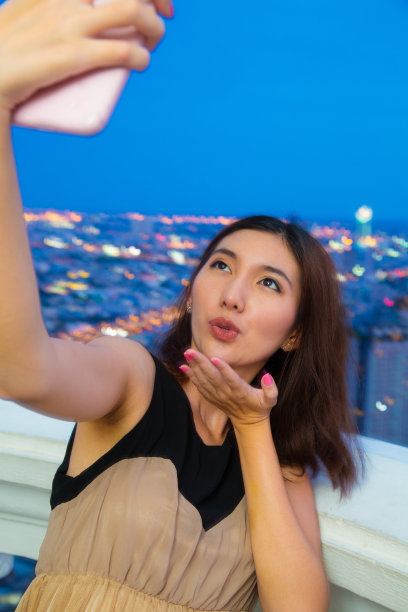 在曼谷自拍的女子图片下载
