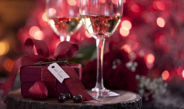 情人节葡萄酒和巧克力礼物图片下载
