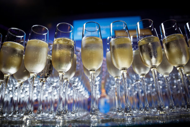 玻璃杯里的香槟图片下载