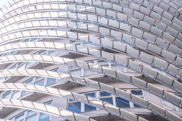 多层的区域具有独特的设计，螺旋建筑建筑与汽车车库图片下载