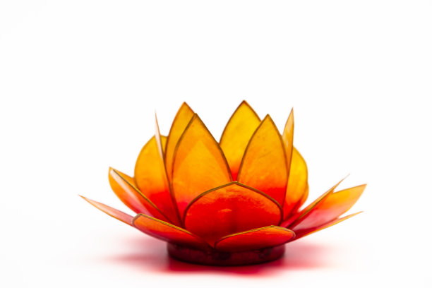 用金属丝和半透明薄膜做成的莲花形状的烛台图片下载