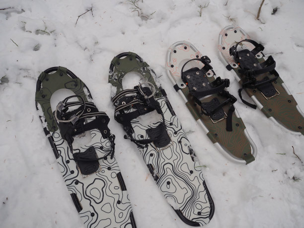 在冰上行走的雪地靴图片下载