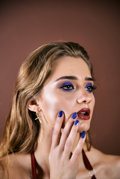 美丽年轻女人的脸肖像。有着完美新鲜干净皮肤的模特女孩。图片下载