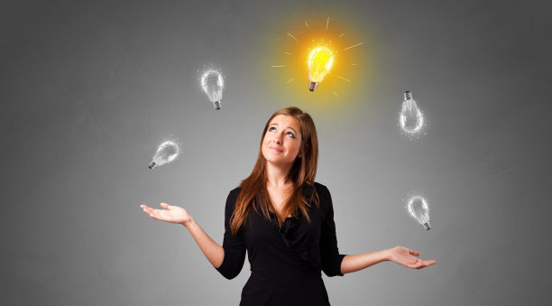 快乐的人摆弄灯泡图片下载