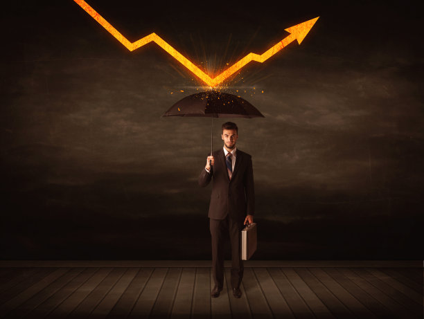 商人站在伞下，保持着橙色的箭头图片下载