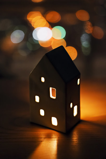 昏暗模糊的背景上的烛台房子。图片下载