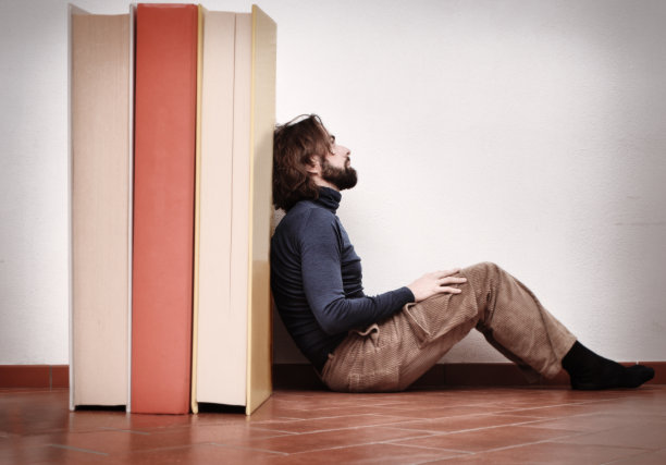 躺在大书上思考图片下载