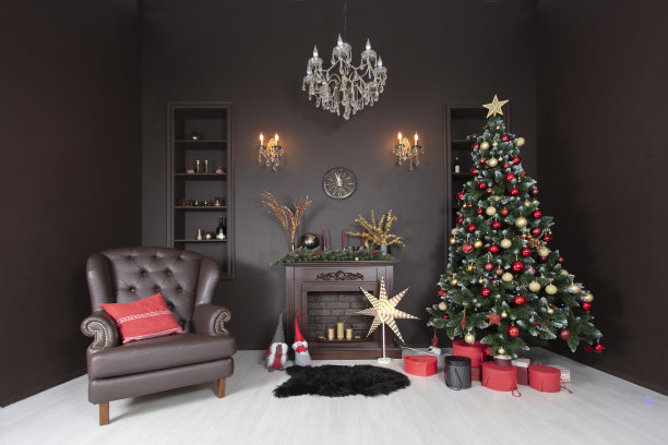 圣诞节的房间。在黑暗的房子里有圣诞树壁炉的家庭内部。图片下载