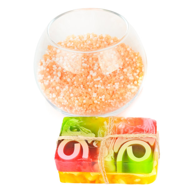 白色背景下的手工皂和浴盐图片下载