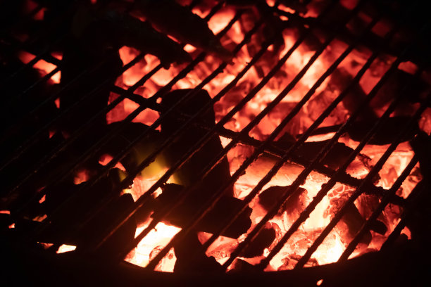 烤架下燃烧着炭火图片下载