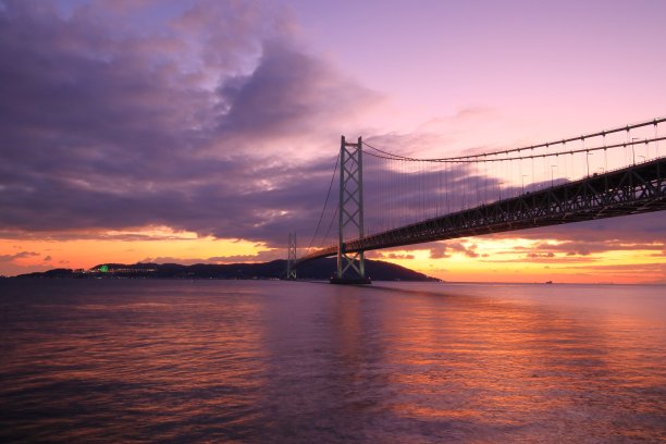 染成橙色的大海和明石海峡大桥(神户市，淡路市)图片下载