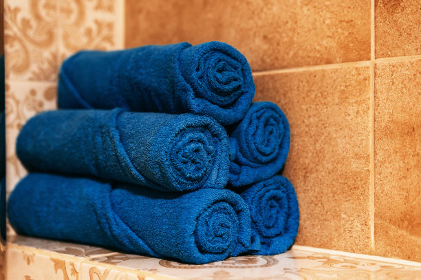 在浴室的架子上卷起来的5条浴巾图片下载