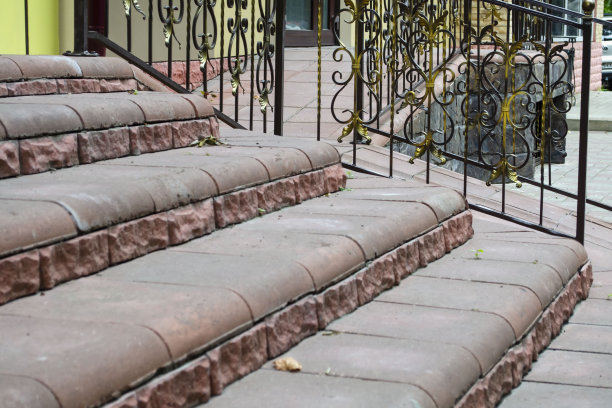 由红色石头制成的空楼梯。空楼梯，建筑背景图片下载