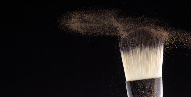 平腮红刷在黑色背景散射腮红周围图片下载