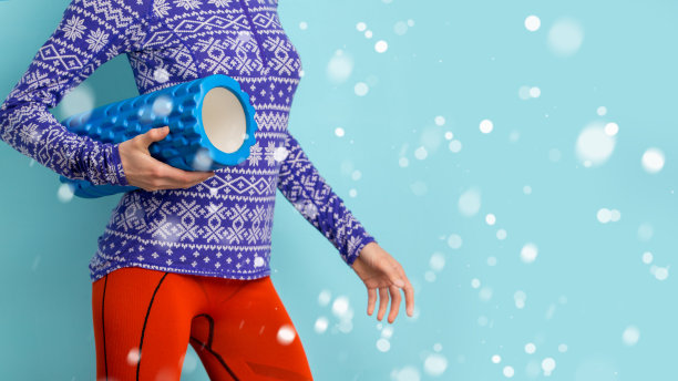 :年轻女子准备做筋膜训练持筋膜辊图片下载