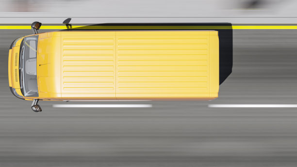 一辆黄色的货车在柏油路上行驶的俯视图图片下载