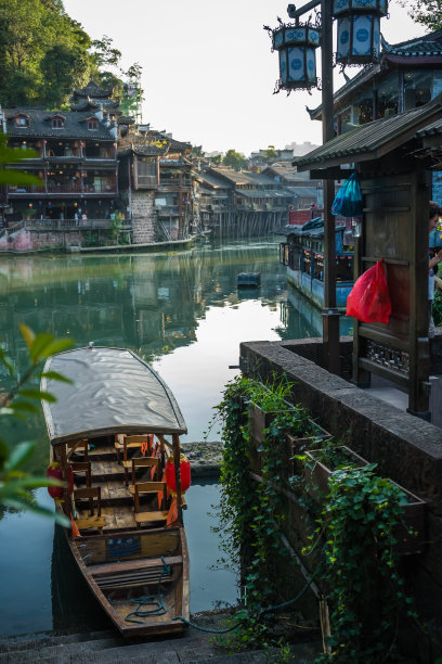 凤凰历史悠久的木制观光船图片下载