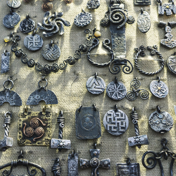 印度街头市场上出售的古董珠宝。图片下载